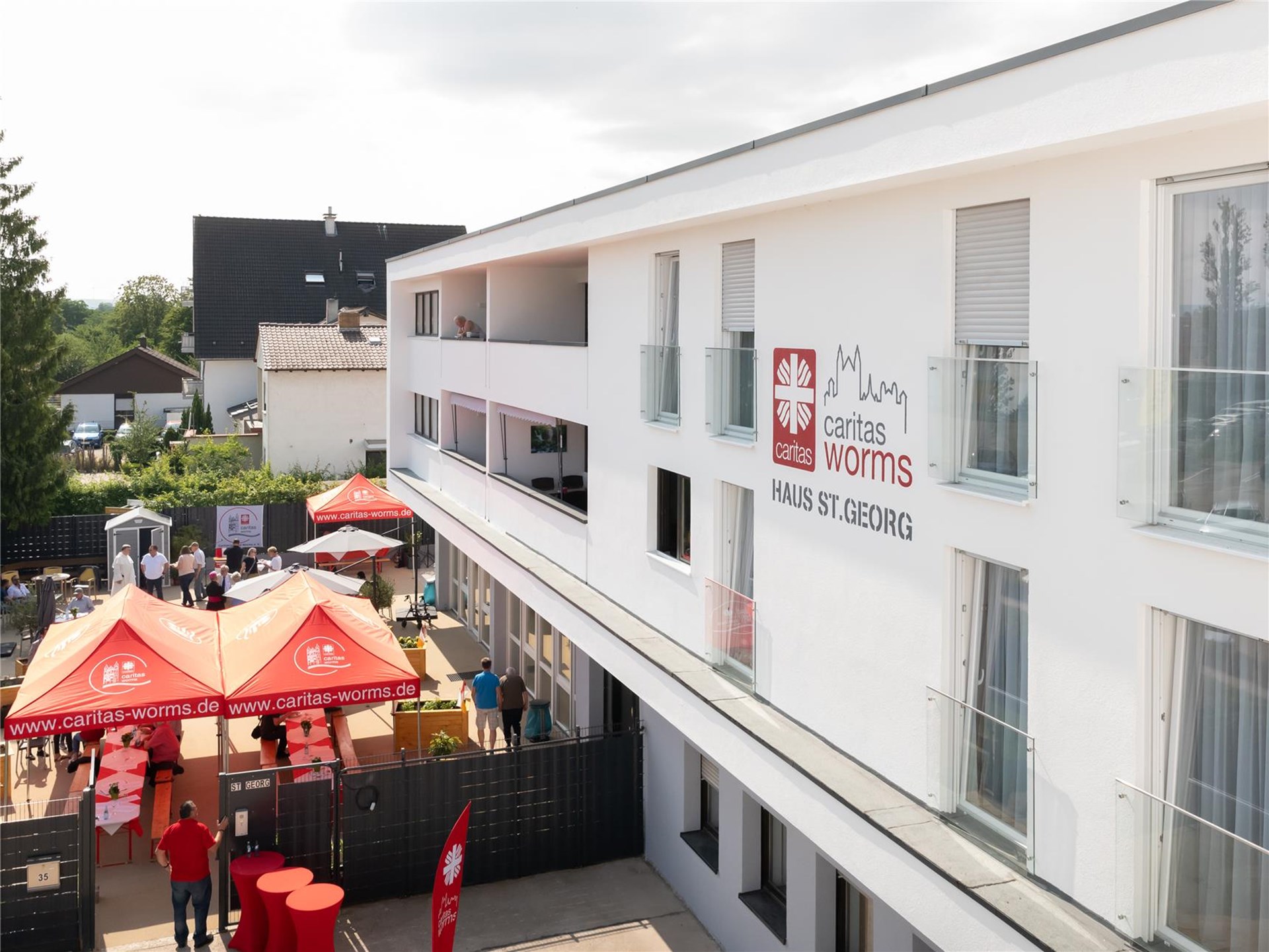Hausfassade mit Beschriftung St. Georg