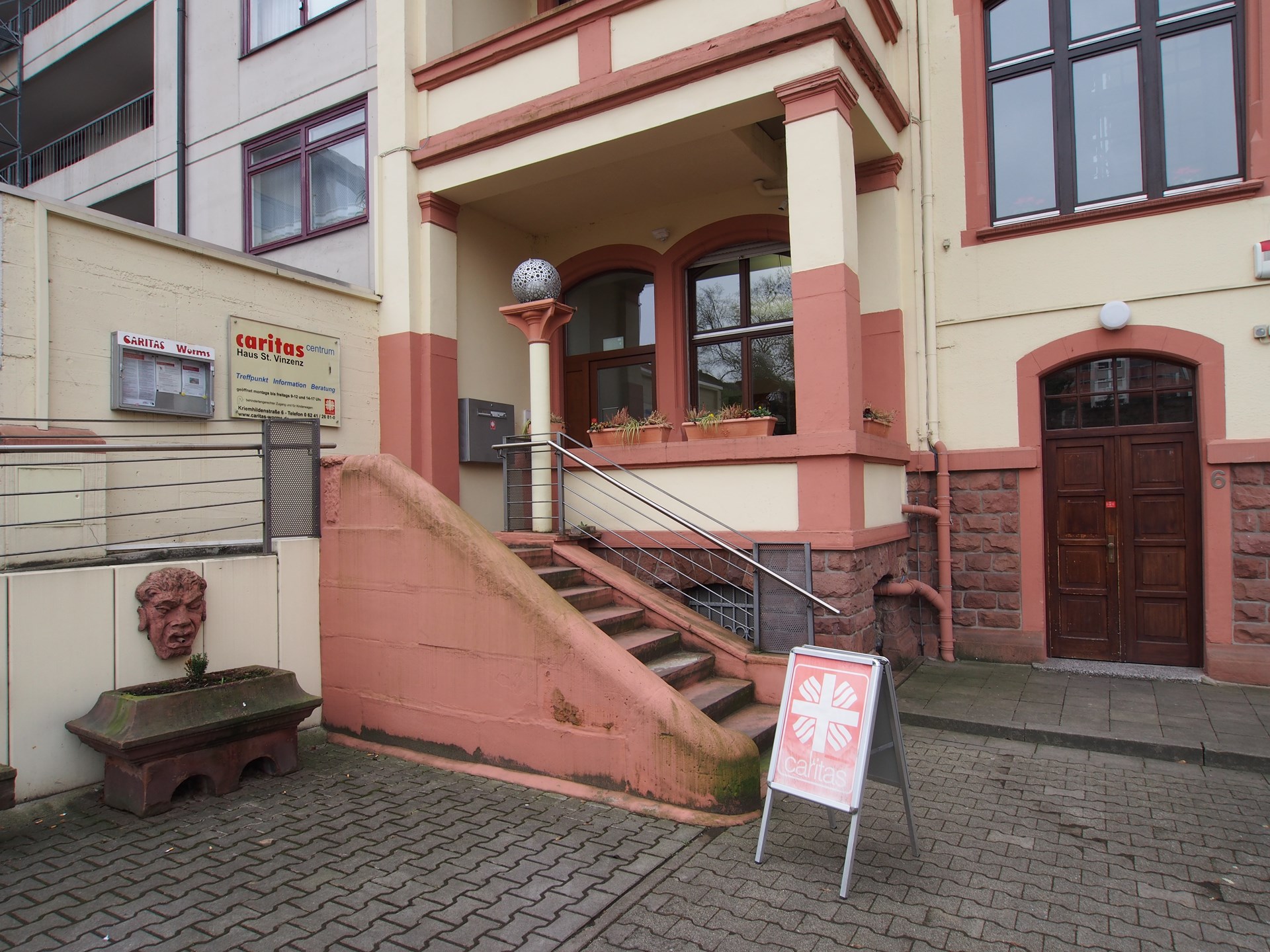Eingang zum CaritasCentrum St. Vinzenz
